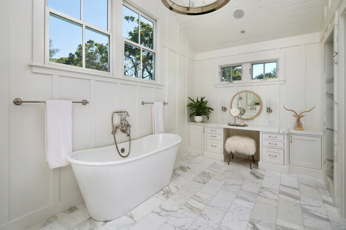 bianco pareti nell'interno del bagno
