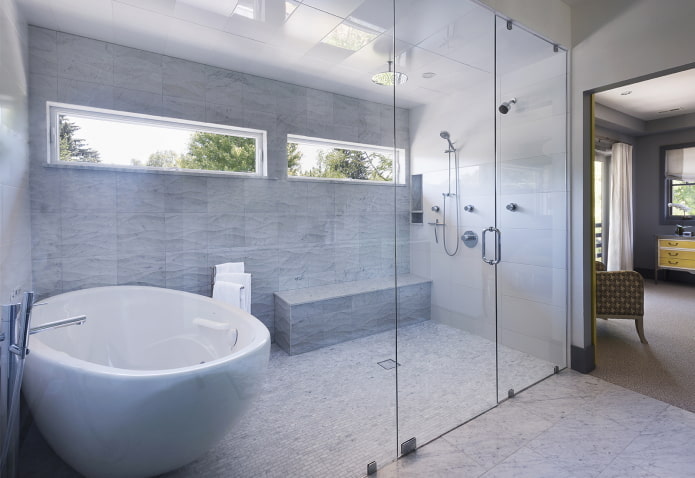 parete in vetro nell'interno del bagno