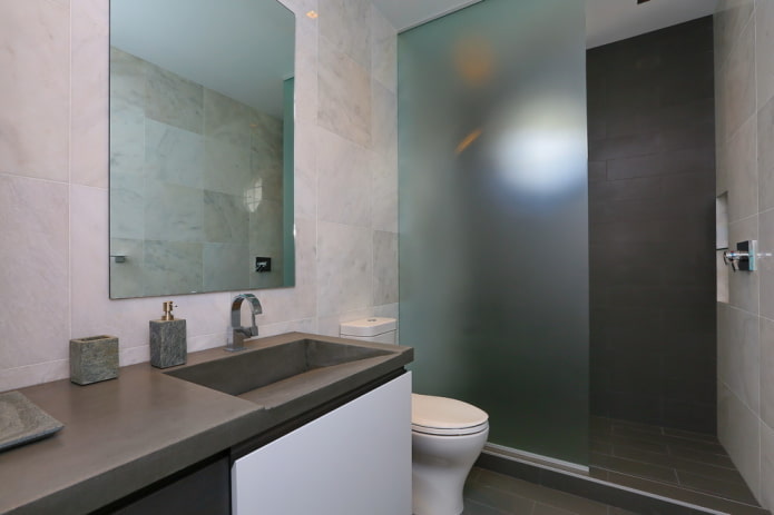 parete in vetro nell'interno del bagno