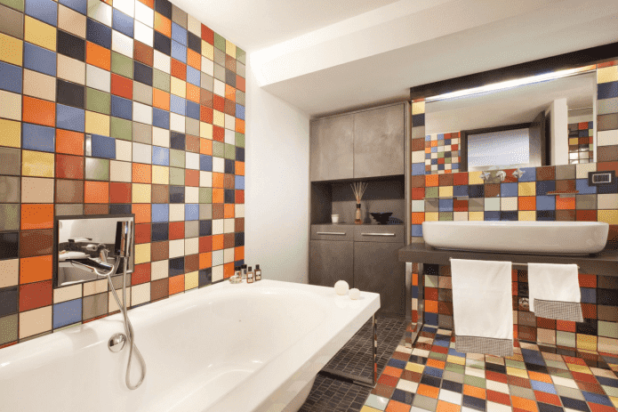 piastrelle sulle pareti dell'interno del bagno