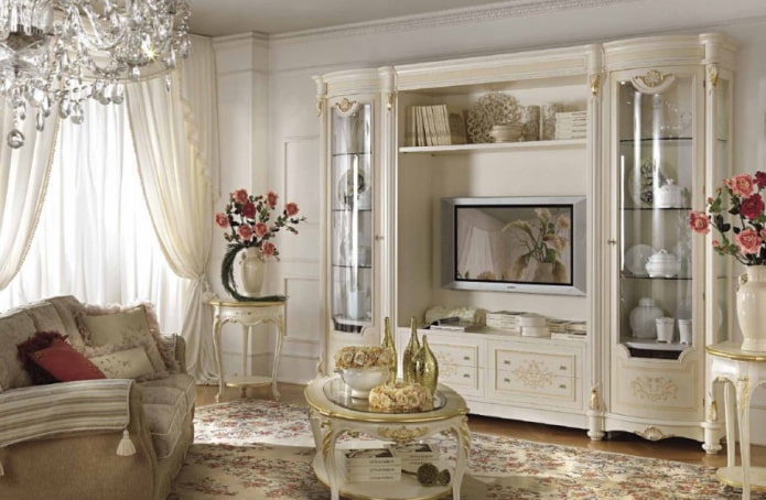 parete all'interno del soggiorno in stile classico
