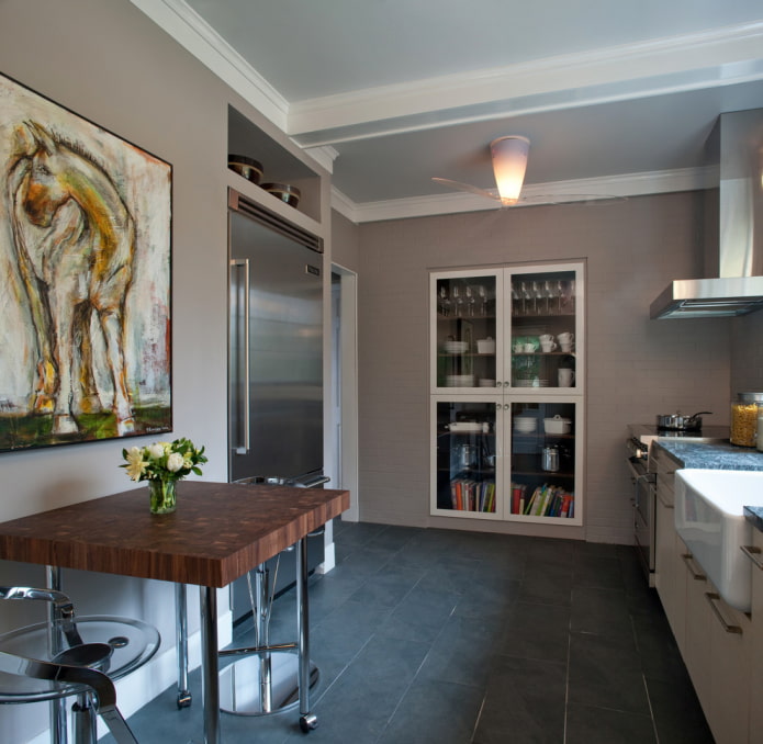 credenza per i piatti in una nicchia
