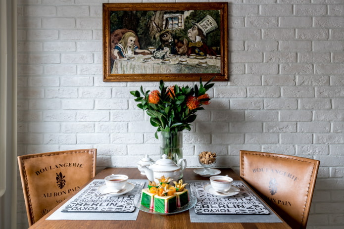 Muro di mattoni in cucina