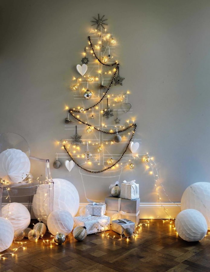 Albero di Natale sul muro fatto di ghirlande