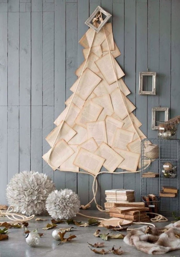 Albero di Natale sul muro fatto di pagine di libri