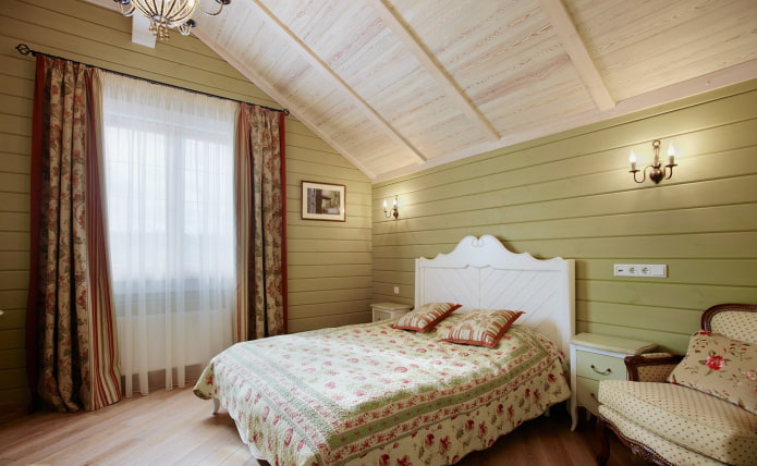 pannellatura dipinta di verde chiaro in una camera da letto