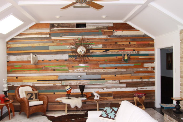 parete decorativa realizzata con pannellatura multicolore