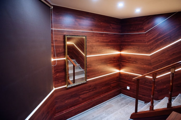 decorazione del corridoio con pannelli in MDF con illuminazione