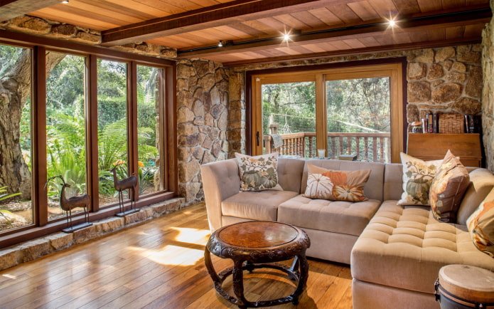 rifinitura delle pareti di una casa in legno con pietra decorativa