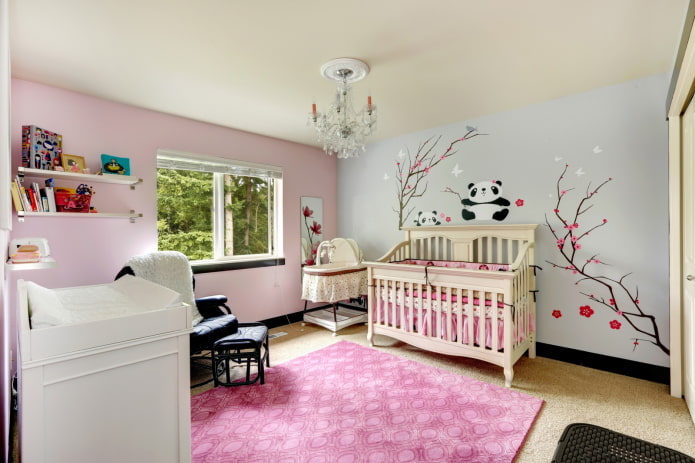decorazione sopra il letto all'interno della cameretta dei bambini
