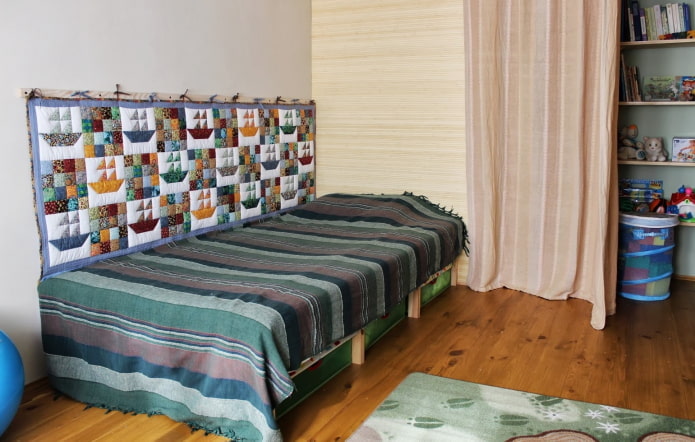 tappeto sulla parete all'interno della cameretta dei bambini