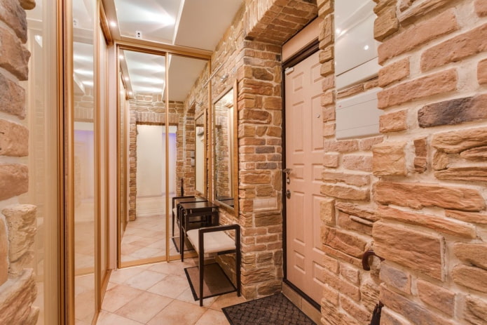 decorazione della parete in pietra all'interno del corridoio