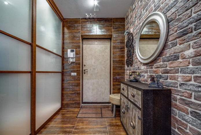 decorazione della porta con piastrelle all'interno