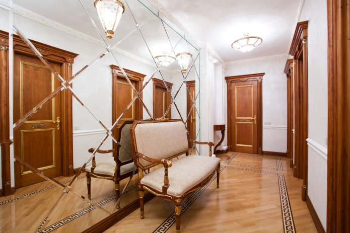 parete a specchio all'interno del corridoio