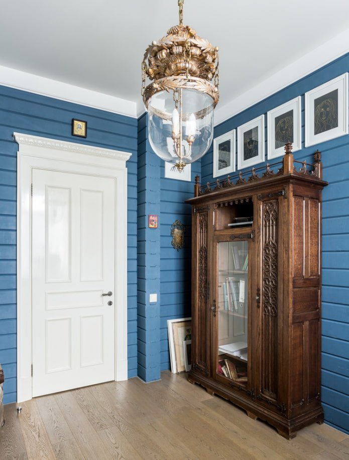 decorazione murale blu nel corridoio