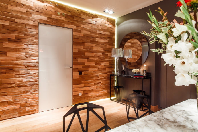 decorazione della parete in pietra all'interno del corridoio