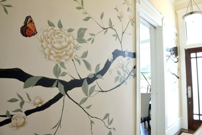 dipinti di fiori sulle pareti del corridoio