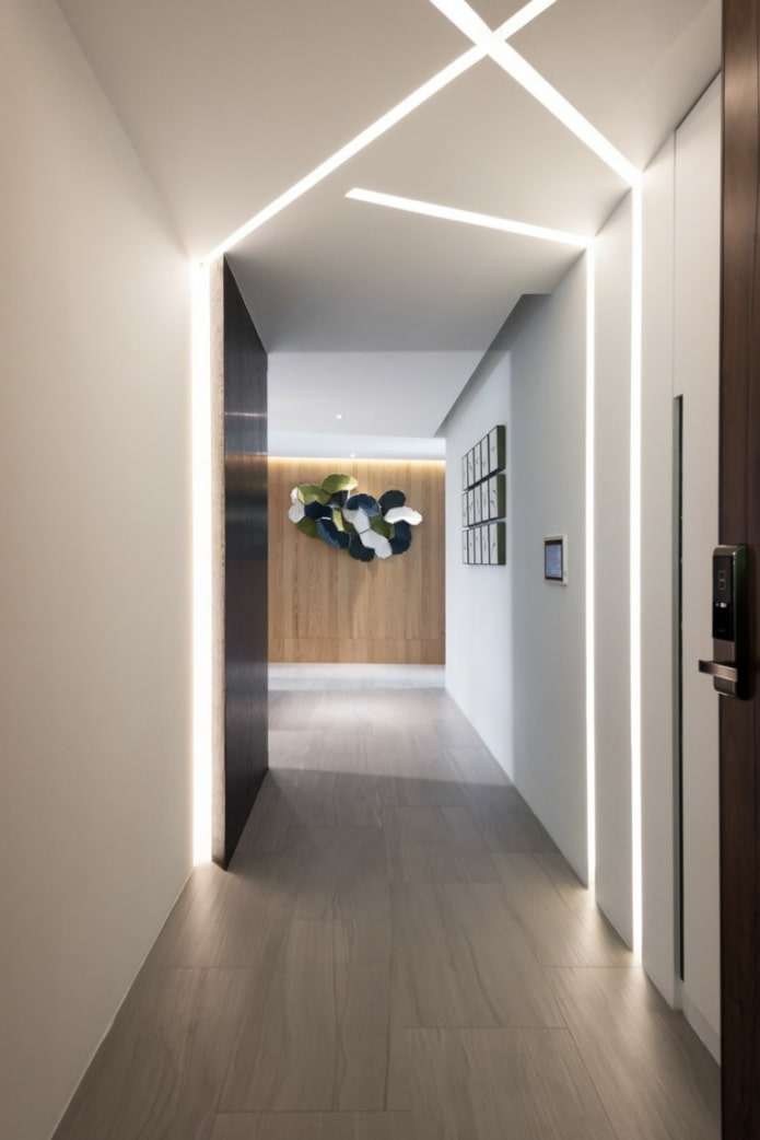 pareti retroilluminate all'interno del corridoio