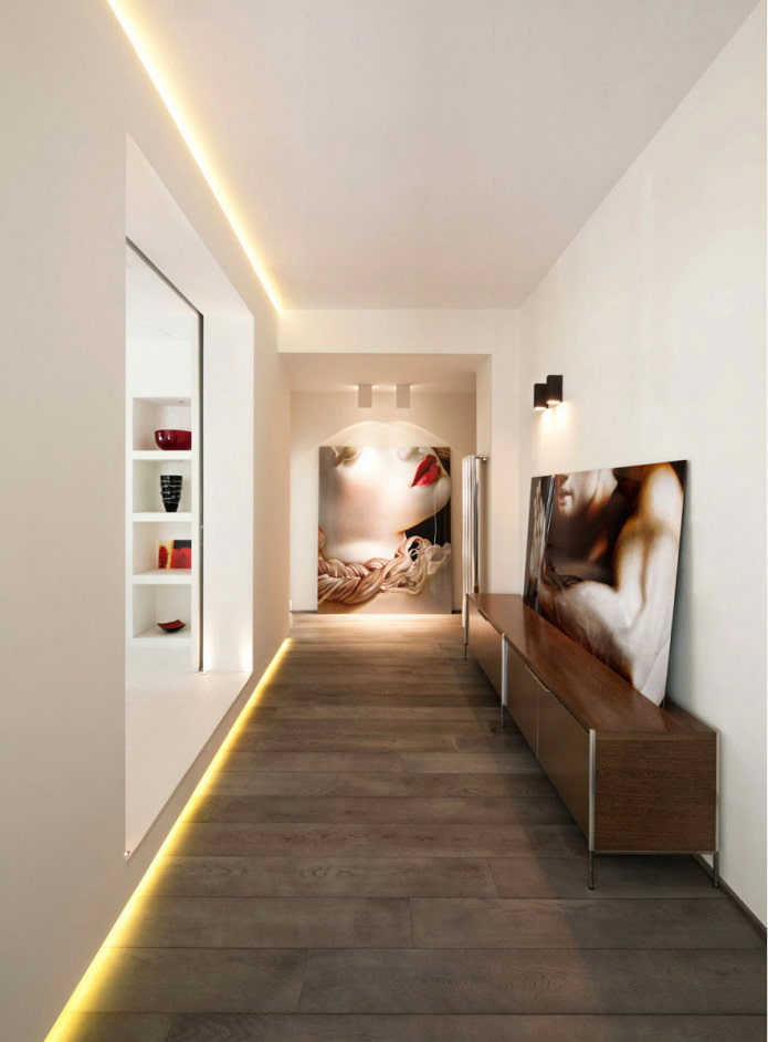 pareti retroilluminate all'interno del corridoio