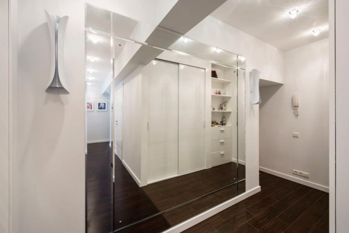 grande specchio all'interno del corridoio