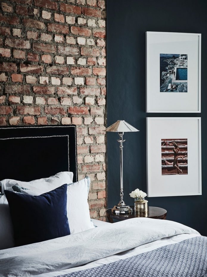 muro di mattoni nella camera da letto
