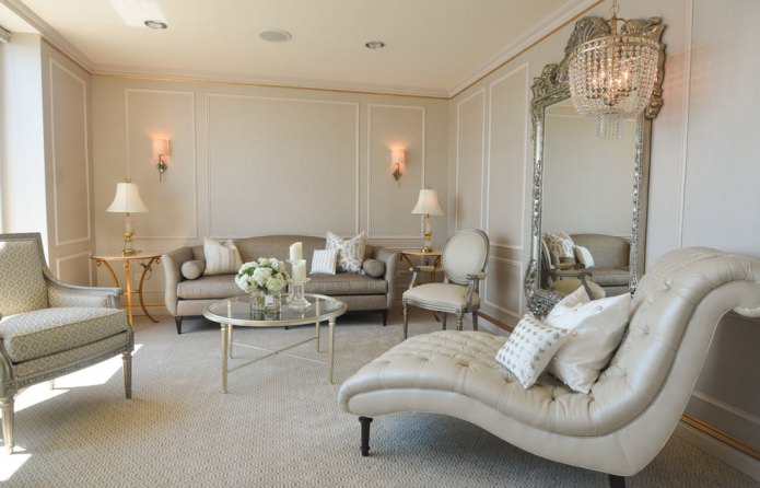 pareti beige con modanature