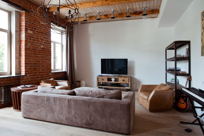 muro di mattoni e travi in legno sul soffitto