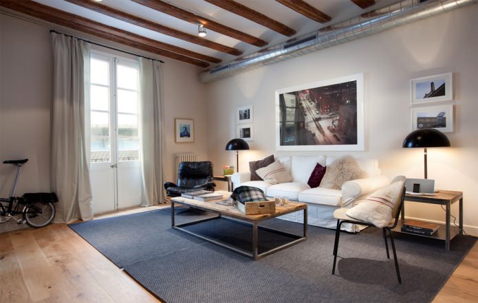 soffitto bianco rivestito in assi