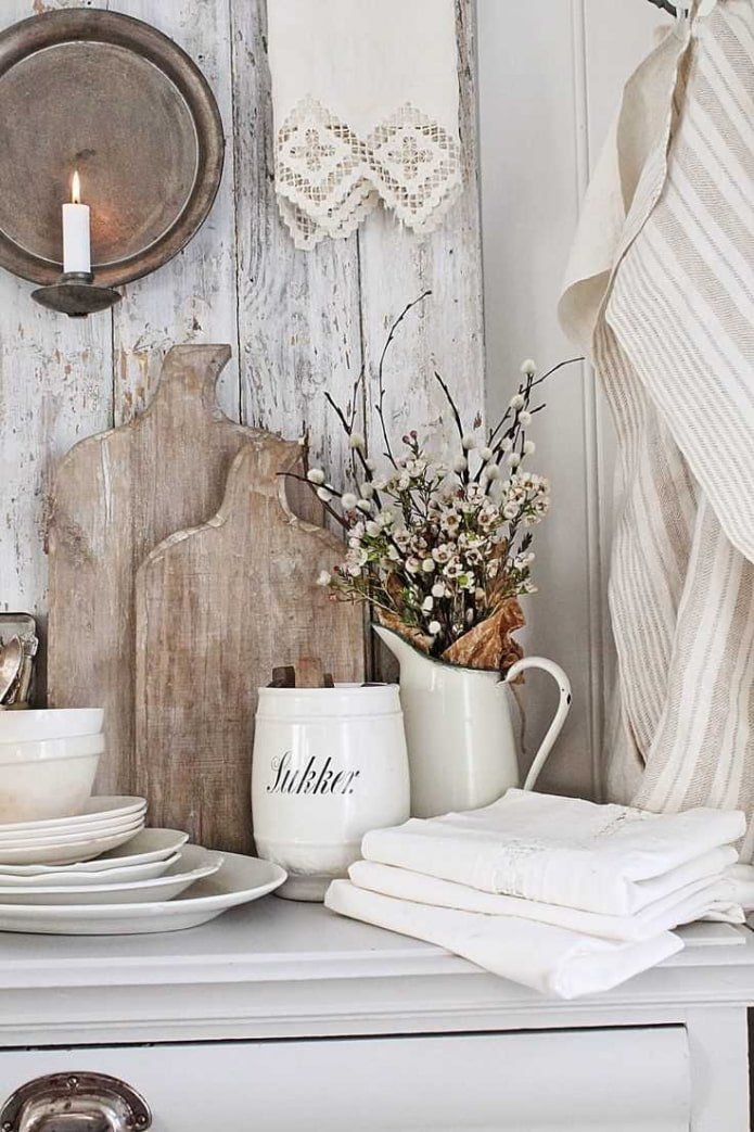 decorazioni da cucina con piatti e taglieri