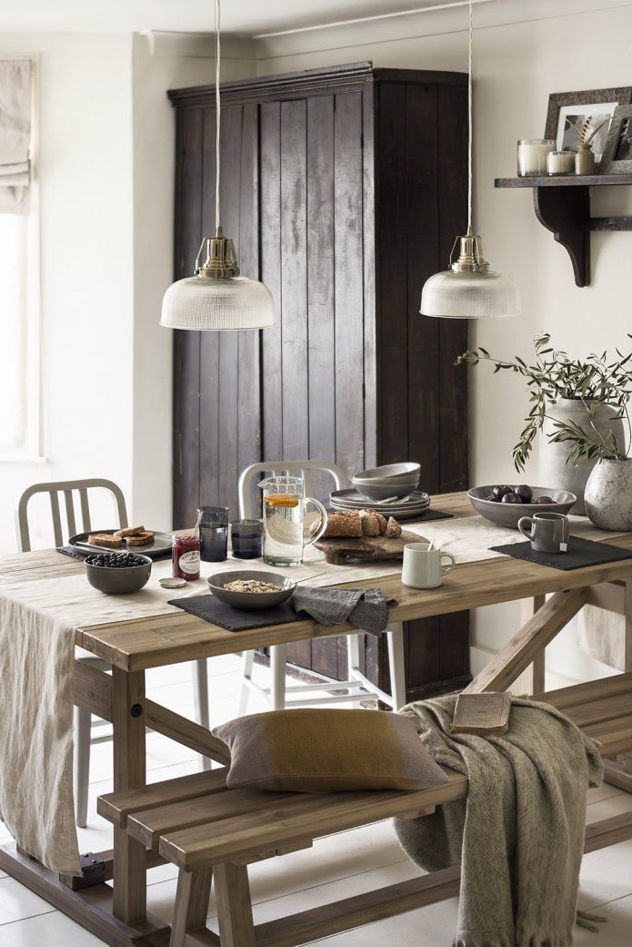 tavolo con panca per la cucina
