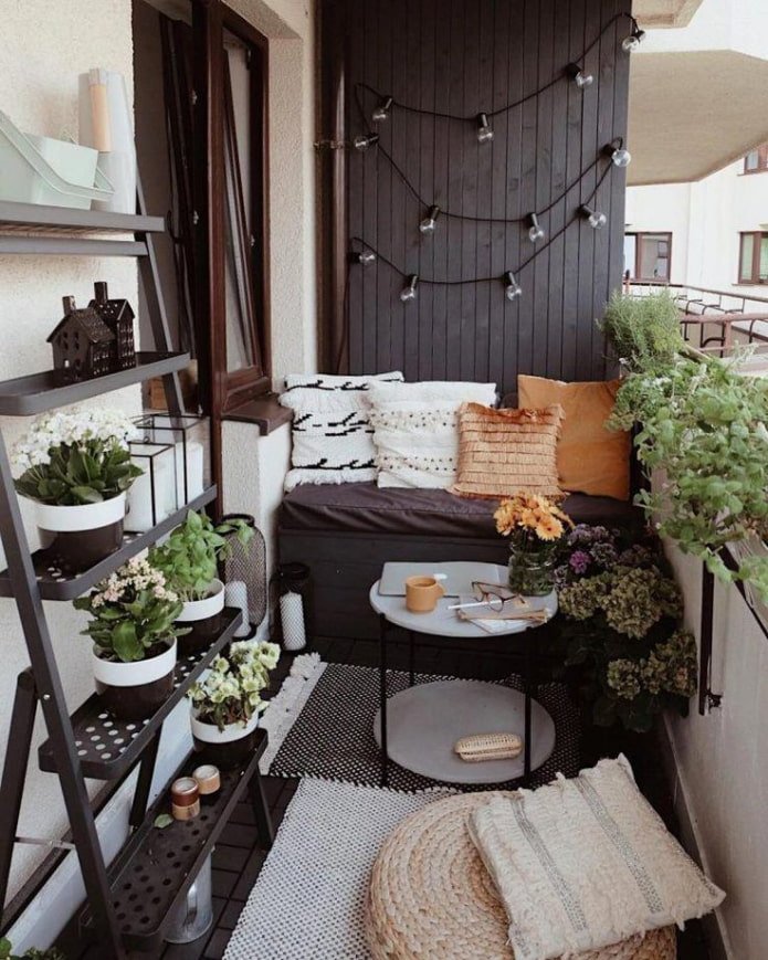accogliente balcone aperto