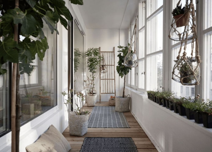 accogliente balcone con piante