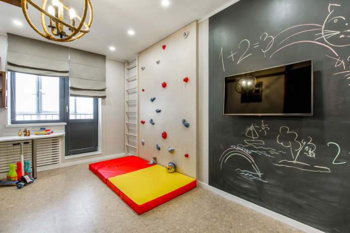interno luminoso di una cameretta per bambini con area giochi e lavagna