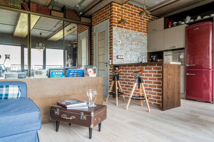 Interno di un piccolo appartamento in stile loft di 33 mq.
