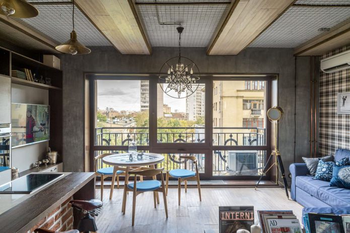 Interno di un piccolo appartamento in stile loft di 33 mq.
