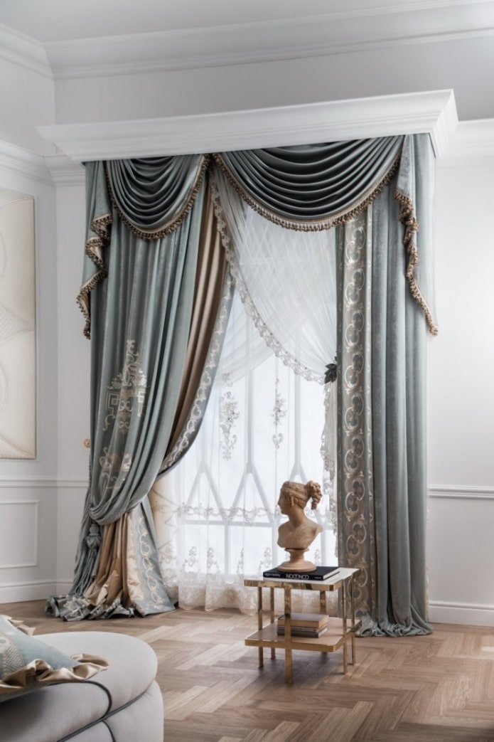 tende lunghe fino al pavimento in stile Art Nouveau