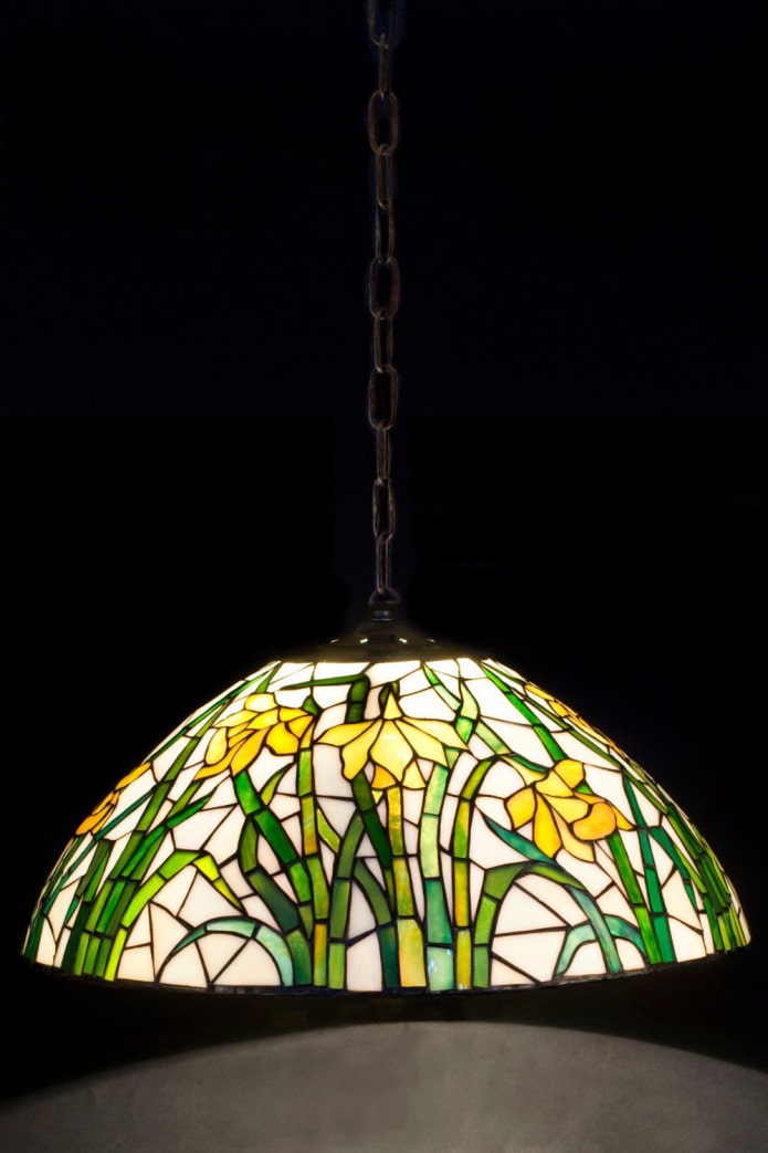 lampadario moderno in vetro colorato