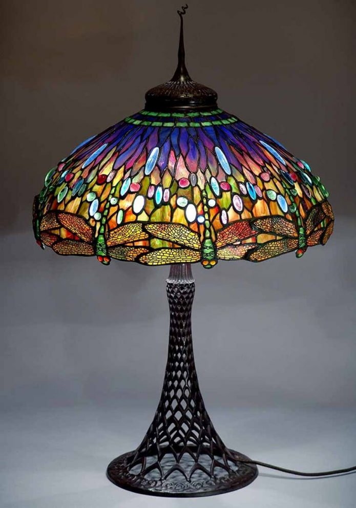 lampada da tavolo in metallo e vetro