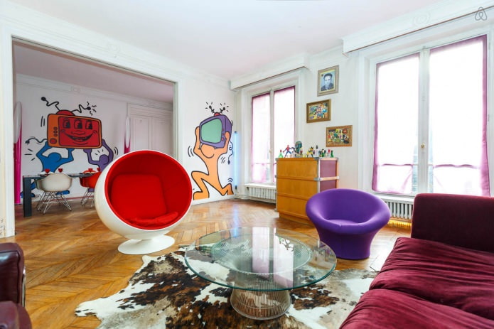 poltrona rossa e viola