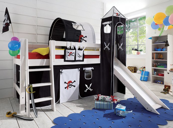 interno in stile pirata con letto a soppalco