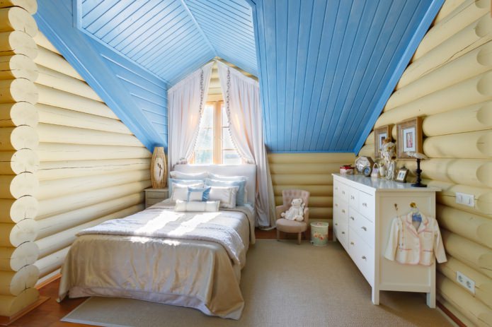 rivestimento del soffitto in legno nella cameretta dei bambini