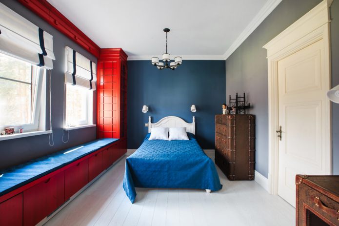 una cameretta per bambini con una cabina telefonica rossa in stile inglese