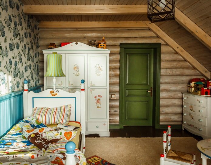 Cameretta per bambini in una casa di legno