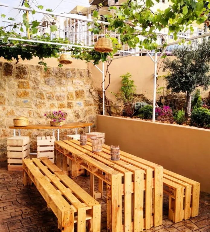 Tavolo da esterno con pallet