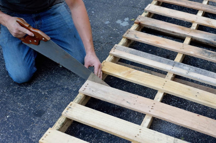 Tagliare le parti in eccesso del pallet