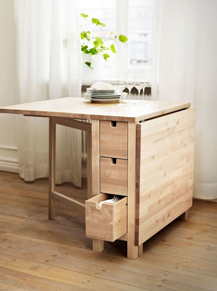modello in legno a forma di libro all'interno