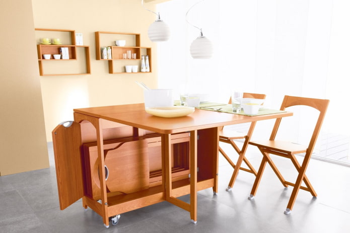 grande struttura a forma di libro all'interno