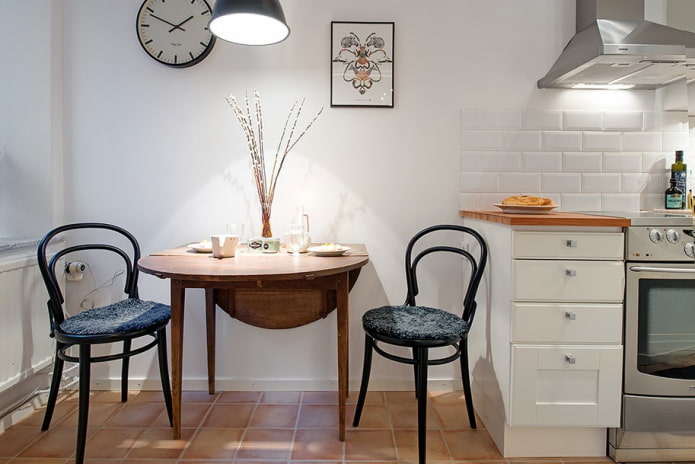tavolo a libro nell'interno della cucina