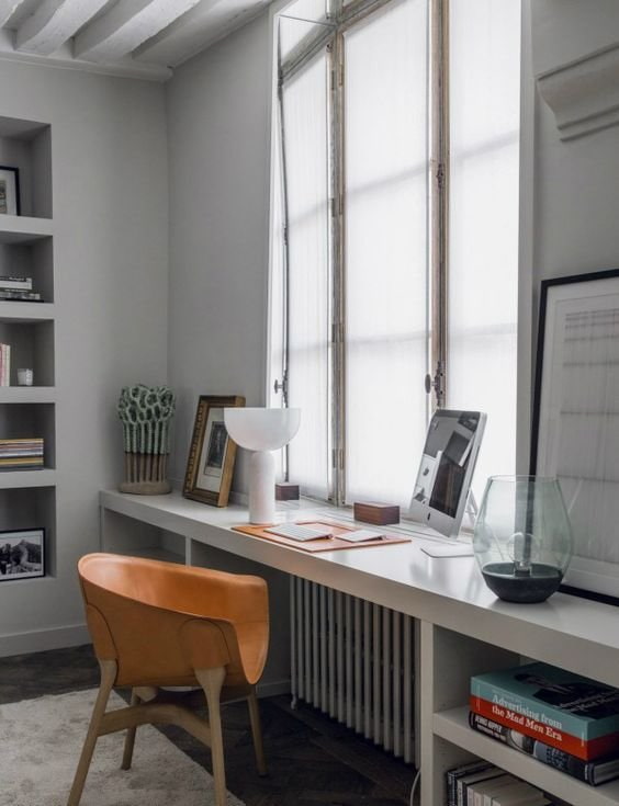 davanzale che si trasforma in un tavolo in ufficio