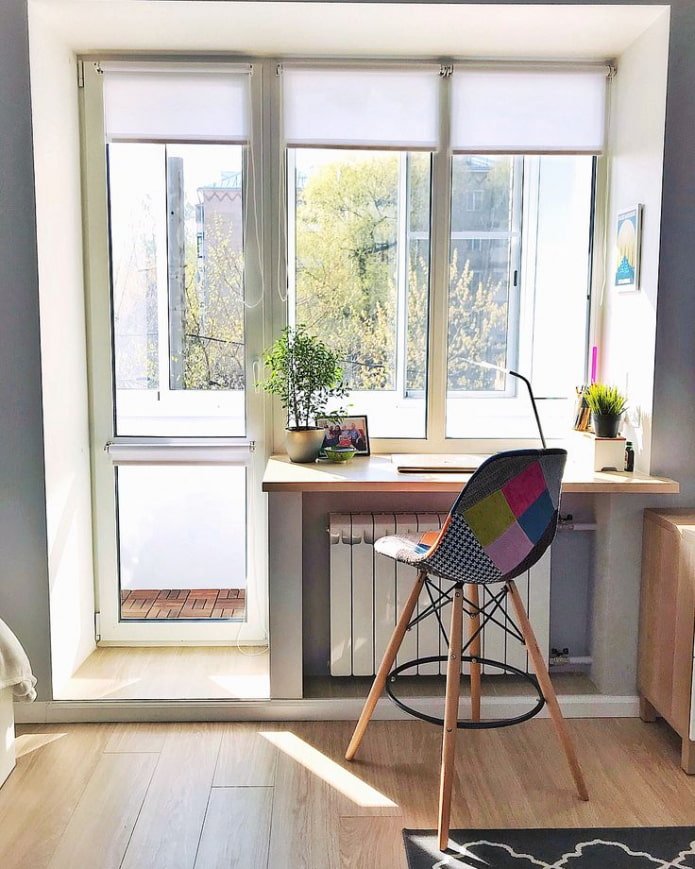 davanzale che si trasforma in tavolo con piano in legno